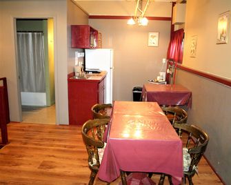 Auberge Internationale La Vieille École - Sainte-Anne-des-Monts - Eetruimte