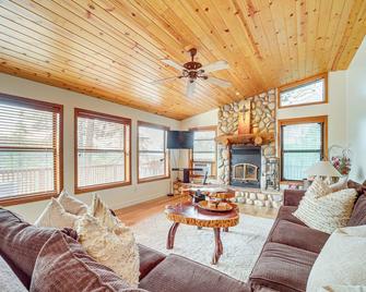 Strawberry Hideaway in the Pines w/ Hot Tub! - Strawberry - Sala de estar