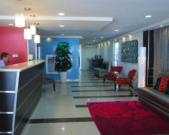 Metro Hotel Panama - Panama City - Receptionist