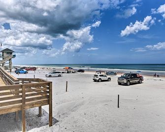 Oceanfront Daytona Beach Studio w/ Balcony - Daytona Beach Shores - Beach
