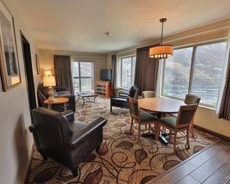Riverfront 1 Bedroom Suite at Salmon Rapids Lodge - Riggins - Sala de estar