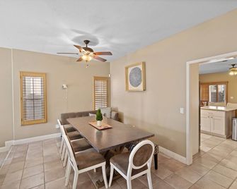 Amazing location partial ocean view w/ AC steps to sand, main St. pier & shops. - Huntington Beach - Dining room