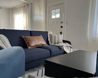 NEWLY Furnished Craftsman home-Pet-friendly, close to Base, Freeway, & Downtown. - Coronado - Sala de estar