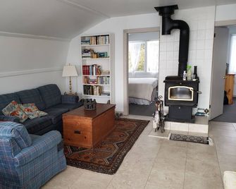Lake Huron Beach House - Providence Bay - Living room