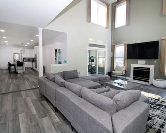 Marlboro Mansion - Located on over 2 Acres in Upper Marlboro, MD - Upper Marlboro - Living room