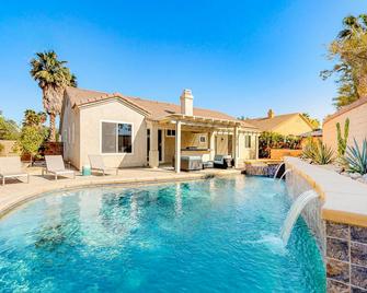 Newly redecorated home with private pool, spa & outdoor kitchen - Palm Springs - Pool