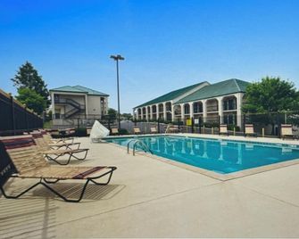 Baymont Inn & Suites Johnson City - Johnson City - Uima-allas
