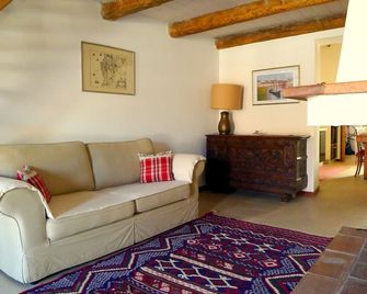 Charming House With Beautiful Garden, Close To The Beach. Free Wifi! - Riola Sardo - Huiskamer