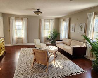 15 minutes from Kings Island! Spacious farmhouse that sleeps up to 11! - Waynesville - Living room