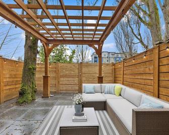 Stylish North Seattle Home - 3br, King Beds, Garage, & Fido Friendly - Seattle - Patio