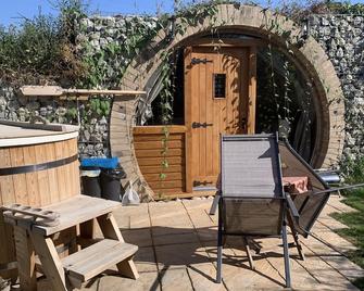 Winter escape luxury Hobbit house with Hot tub! - Sheerness - Patio