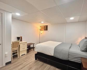 Entire Rental Unit Near Lake in North Bay, Canada - North Bay - Bedroom