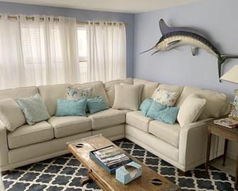 Wedding Grps/Families 7bdrs, 4 Baths, Large Pool, 2 Blocks from Beach - Stone Harbor - Living room