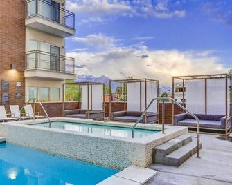 6th floor Luxury Apt - King Bed Pool Prkng Gym NEW - Salt Lake City - Zwembad