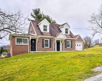 Pet-Friendly York Home with Patio and Yard - York - Edificio