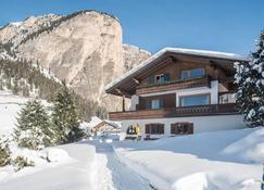 Große Gartenwohnung Haus Forelle - Selva di Val Gardena - Building