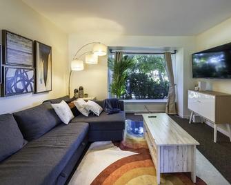 Homey 3br/2.5ba Townhouse, Walk To Big House! - Ann Arbor - Living room