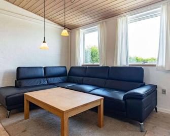 Spacious Holiday Home in Faaborg near Coast - Faaborg - Wohnzimmer