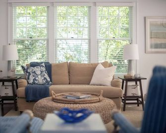 Beautifully Decorated 3 Bedroom Retreat in the Heart of Downtown - Saugatuck - Salon