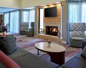 Enjoyable Stay! Pool, Pets Allowed with Fee, Close to Purgatory Creek Park! - Eden Prairie - Лаунж