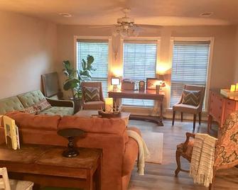 Lufkin Pink Door Guest Haus - Lufkin - Wohnzimmer