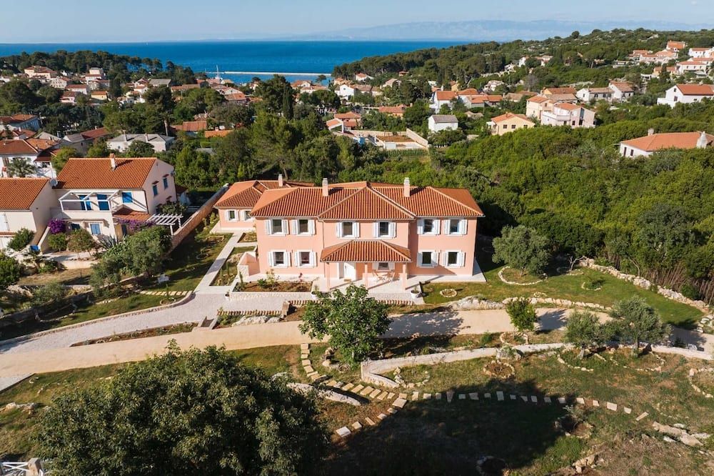 Spacious Villa with swimming pool - لون - مبنى