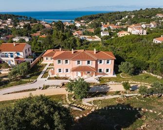 Spacious Villa with swimming pool - Lun - Building