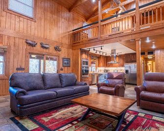 A relaxing, upscale cabin with the best view and fishing on the river! - Heber Springs - Living room