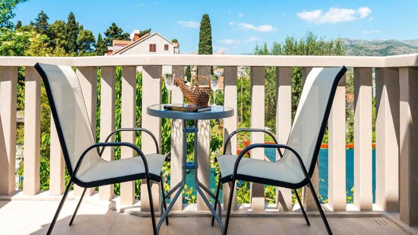 Apartments & Rooms V&M