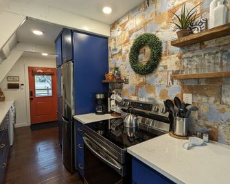 End of Year Specials- Be Lakefront for the Holidays! - Pottsboro - Kitchen