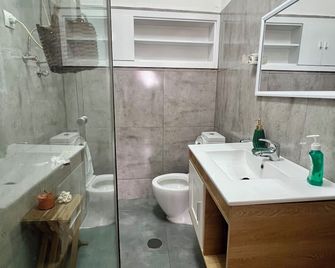 A 5 minutos do aeroporto! La Vie com estacionamento privado - Luanda - Bathroom