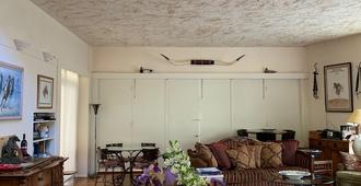 RustRidge Bed and Breakfast - Oaks + Vine Room - Saint Helena - Olohuone