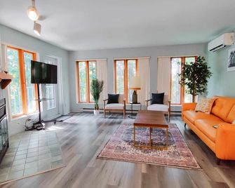 Comfort Staying Mont-Tremblant Free Parking Included - Mont-Tremblant - Sala de estar