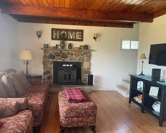 Septemer Serenity - Charming 3 Bedroom Beach House - Montauk - Living room