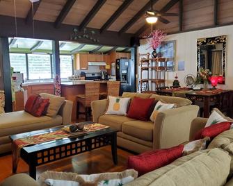 Fabulous Beach House, Ocean Front View, Best Location, Walk To Beach, Relaxing!. - Kahaluu-Keauhou - Living room