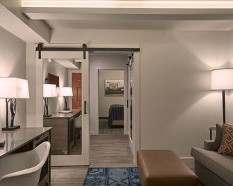 Fredericksburg Inn and Suites - Fredericksburg