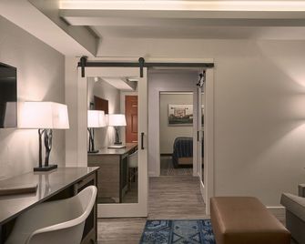 Fredericksburg Inn and Suites - Fredericksburg
