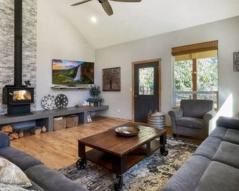 Fun Modern Cabin Near Clear Creek Station - Cascade - Living room