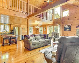 Scenic Franconia Cabin ~ 6 Mi to Cannon Mountain! - Franconia - Wohnzimmer