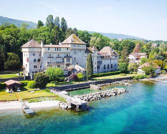 Cabana & Nuit en Château au bord du Lac Léman - Lugrin - Edificio