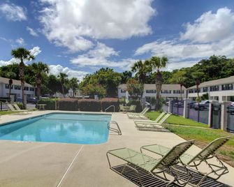 New Flooring! Central Location to the Pier, Village,and the best beaches! - Saint Simons - Piscine