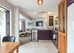 Luxury Paihia Apartment with optional Detached Cabin - Paihia - Kitchen