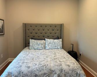 New Listing Charming Country Home Near Grand Park And Downtown Zionsville - Zionsville - Bedroom