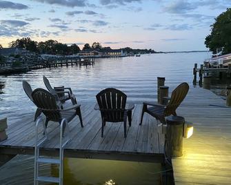 Chesapeake Cottages- 2 Quaint Waterfront Retreats - Pasadena - Patio