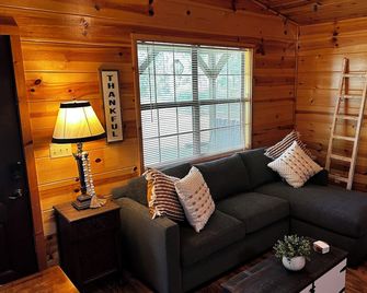 Fox Run Cabin with WiFi right on 130 mile Hike-Bike and Equestrian trail. - New Boston - Вітальня