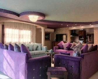 230 Sq M flat in heart of Nasr City,15 M.from airport,few mins frm several mals. - Cairo