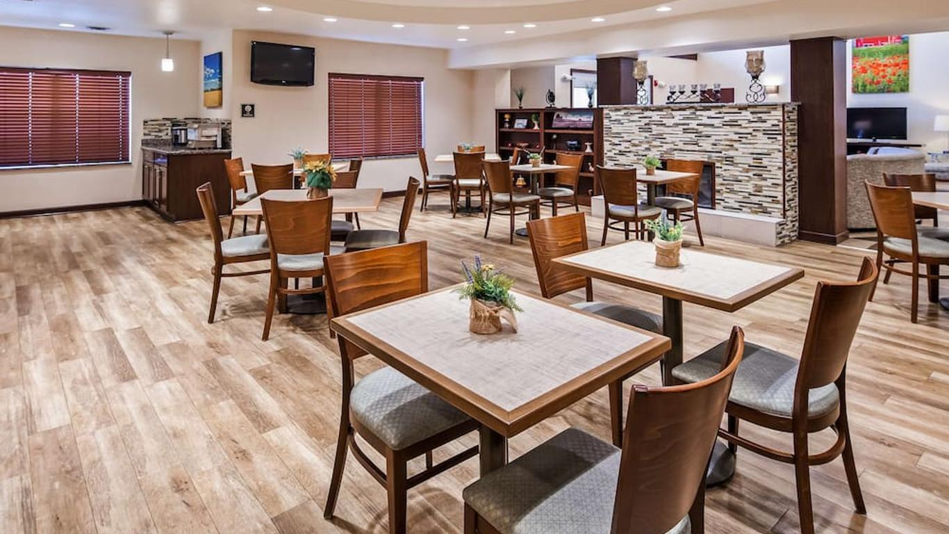 Green Mill Village Hotel & Suites, BW Signature Collection