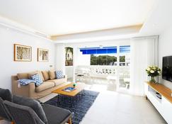Modern 2 Bedroom Apartment, with Sea Views, in Playas del Duque - Puerto Banús - Marbella - Sala de estar