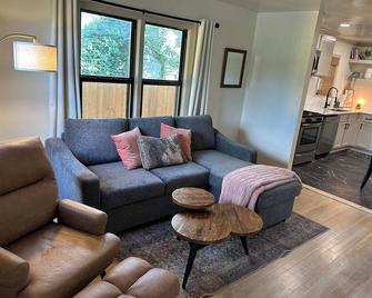 Campus Cottage Kng Bed! Walk To Uco And Downtown - Edmond - Living room
