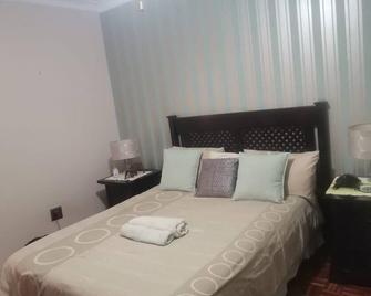 Spacious and beautiful Victorian themed house located 7km from OR Tambo Airport - Boksburg - Bedroom